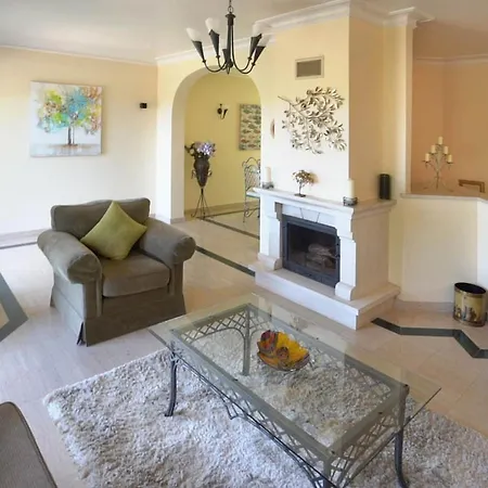בית נופש 49 Presa Da Moura - Superbly 2 Bed Townhouse קארבואירו